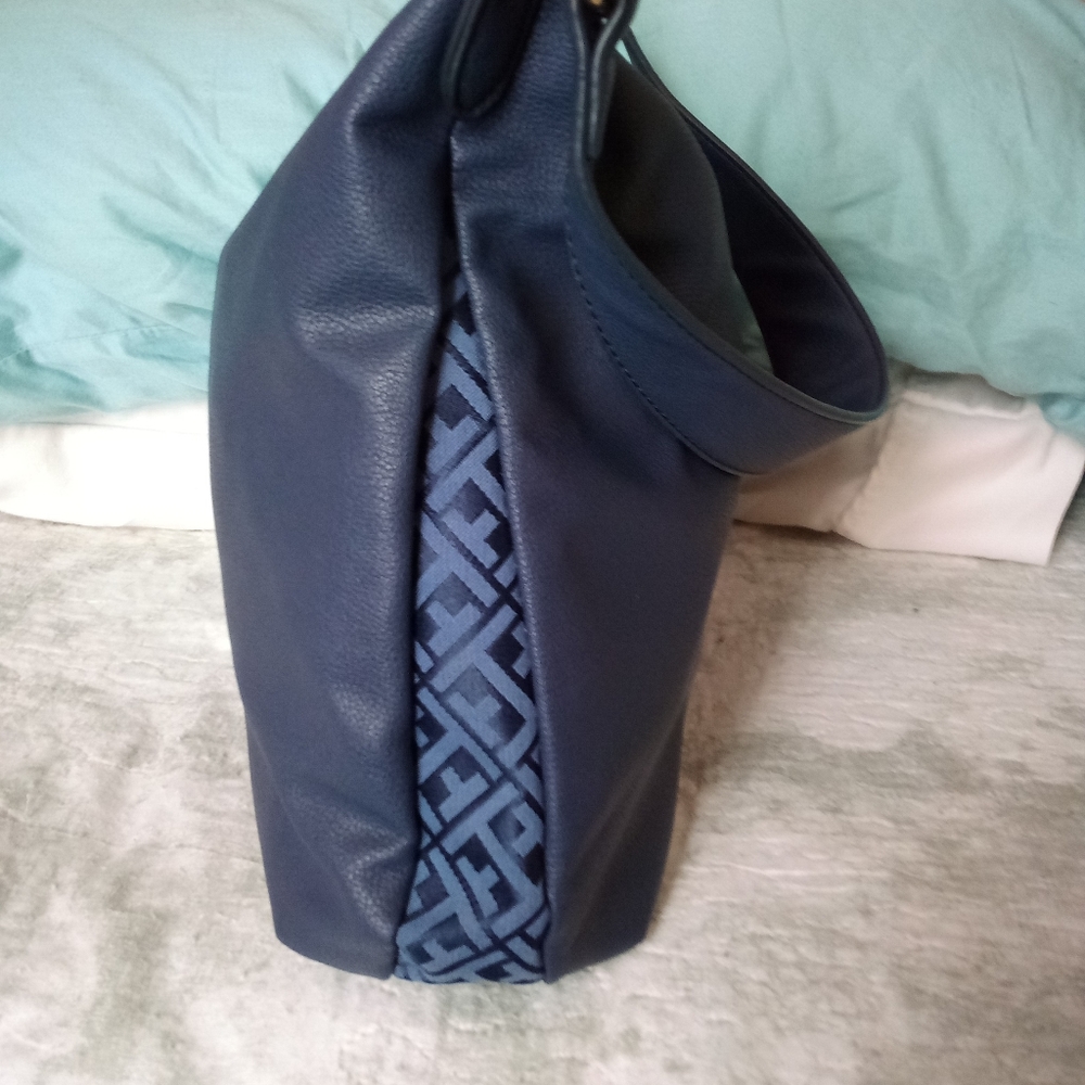 🎇 SOLD 🎇Tommy Hilfiger bag - Picture 2 of 9